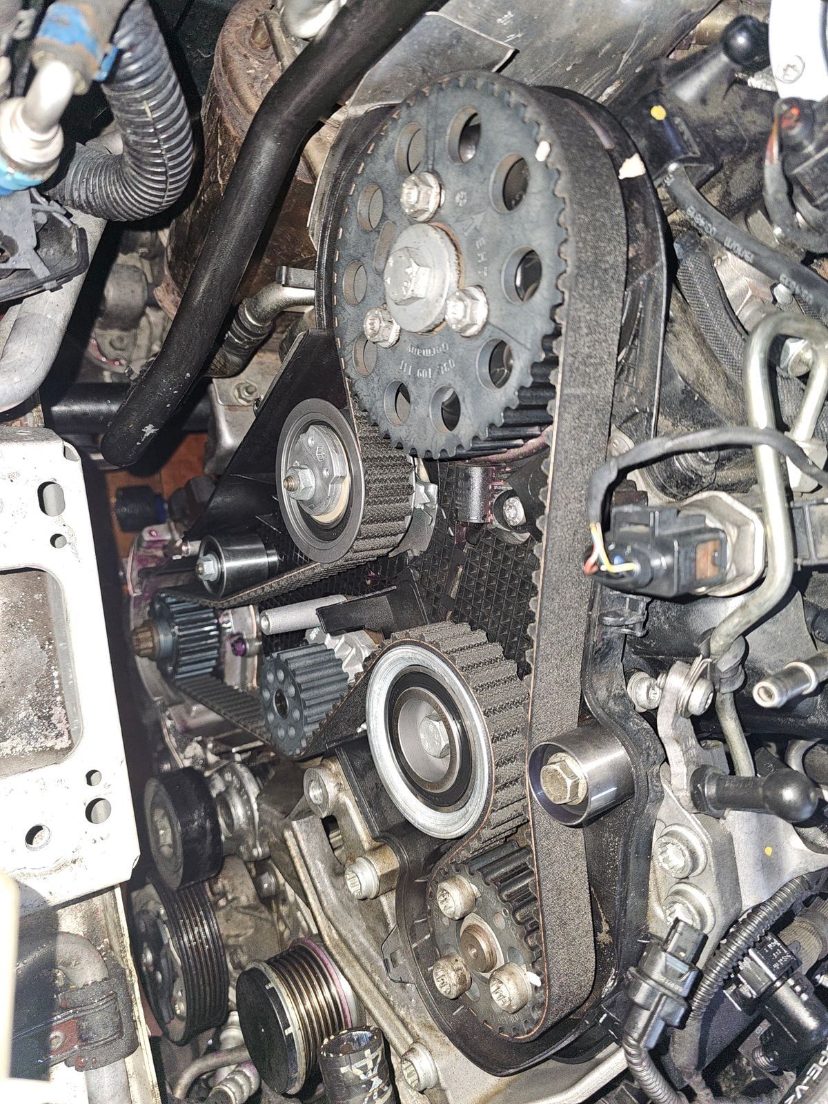 Correa de distribución, tensor y rodillos en un motor diésel TDI
