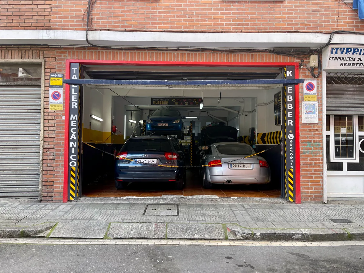 Taller mecánico Klebber en Bilbao - fachada exterior del taller de coches