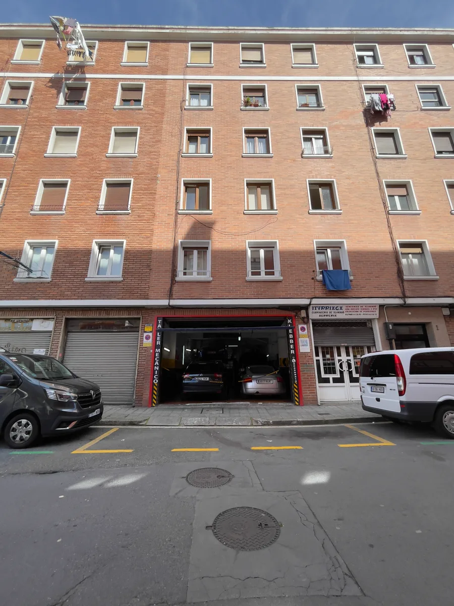 Exterior del taller de reparación de automóviles Klebber en Bilbao - vista angular