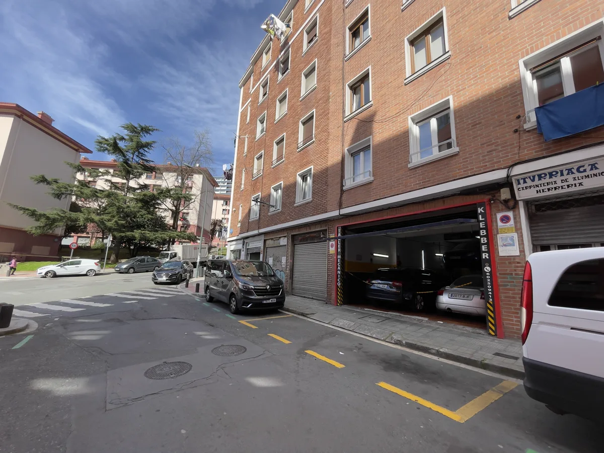 Vista panorámica del taller mecánico Klebber Bilbao - servicios de mecánica rápida