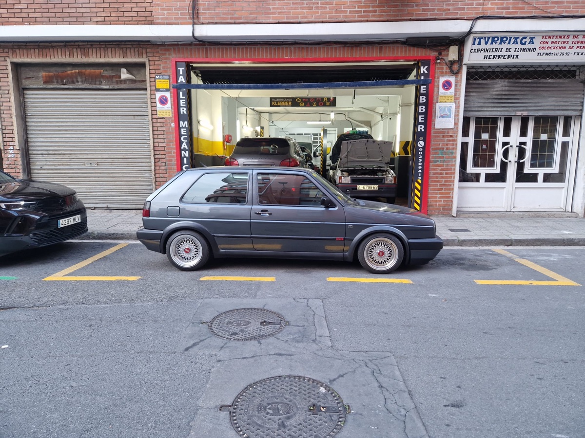 Fachada del taller mecánico Klebber Custom Motors en Bilbao con Volkswagen Golf GTI clásico