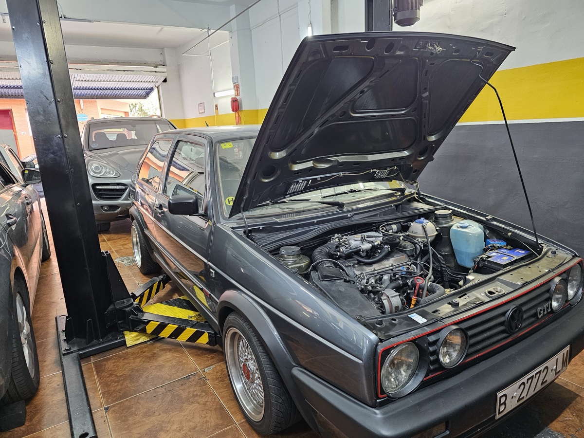 Volkswagen Golf GTI clásico con capó abierto en reparación en taller Klebber Bilbao