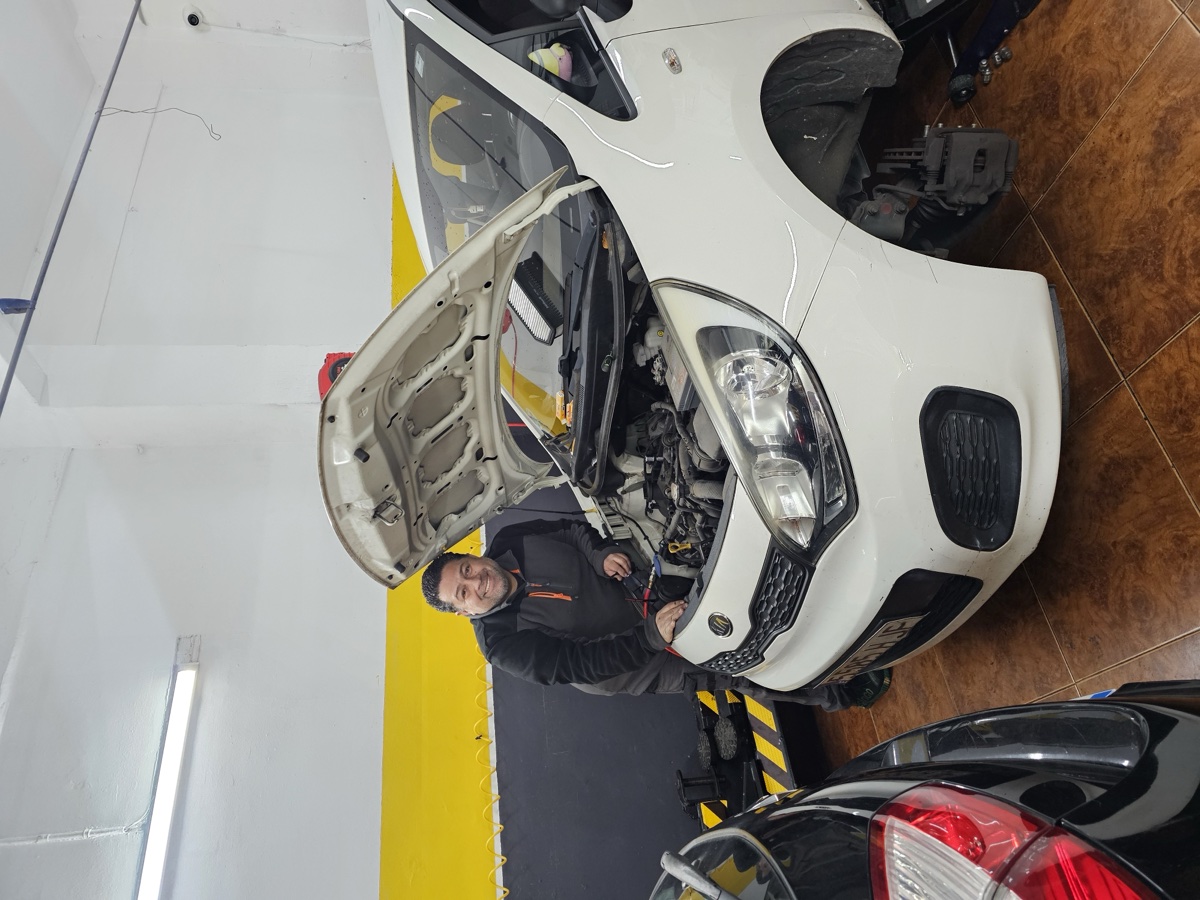 Mecánico profesional de Klebber Custom Motors trabajando en diagnóstico de motor Kia en Bilbao
